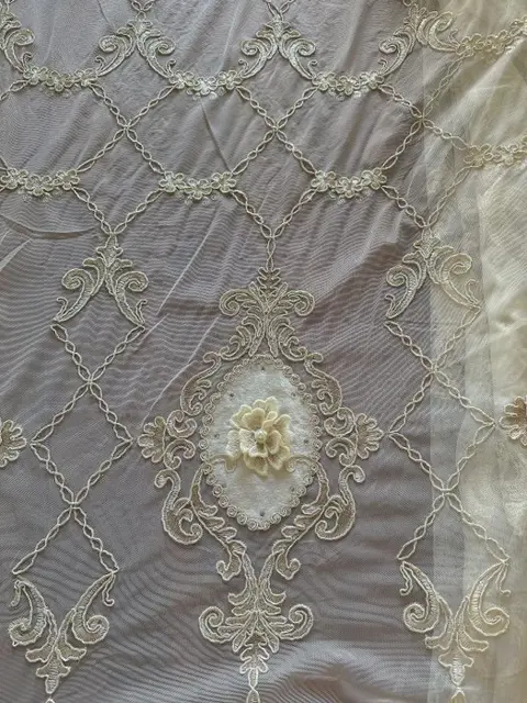 5,40 m x 3 m - Elegante en weelderige volledig geborduurde nettule - Hars/polyester, Katoen - Eind 20e eeuw