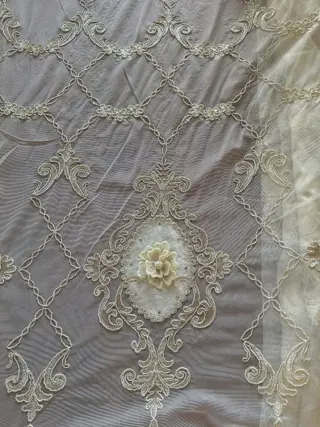 5,40 m x 3 m - Elegante en weelderige volledig geborduurde nettule - Hars/polyester, Katoen - Eind 20e eeuw