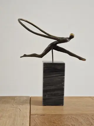 Beeld op sokkel (1) - Verbronsd legering