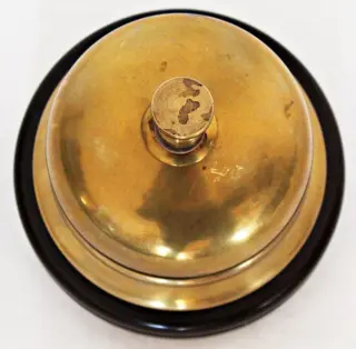 Oude en originele hotelbel. jaren 50 (1) - messing en hout