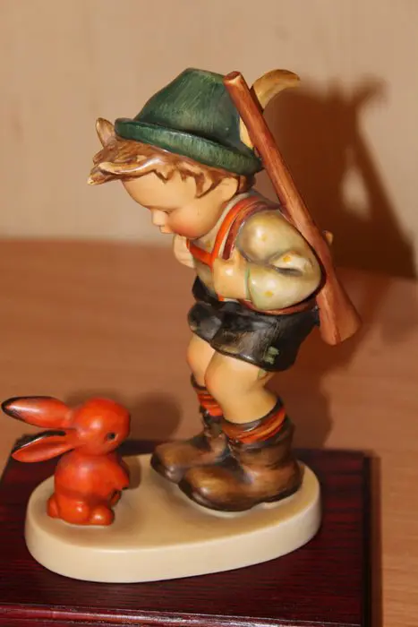 Goebel - M.I Hommel - 6 / 2 Tmk 2 - Jägerlein (1) - Keramiek