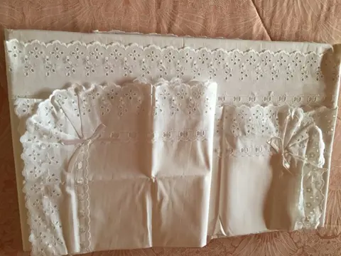 Tweepersoonslakenset met Sangallo kanten rand en satijnen lint - 260 x 230 cm (3) - Katoen - Tweede helft 20e eeuw