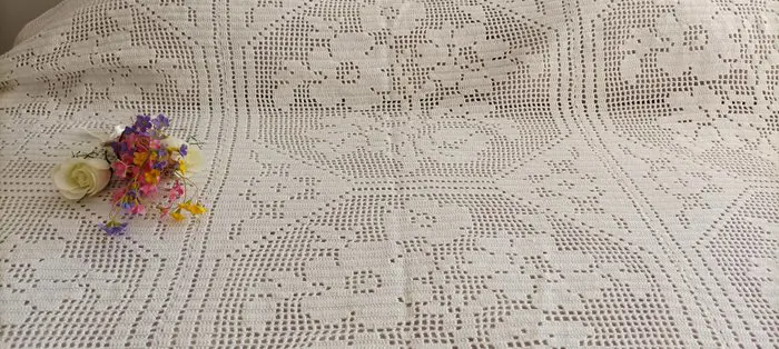 Spectaculaire handgemaakte witte bedsprei, in fijne gehaakte rozen in de vorm van rozen - 235 x 235 - Katoen - Eind 20e eeuw