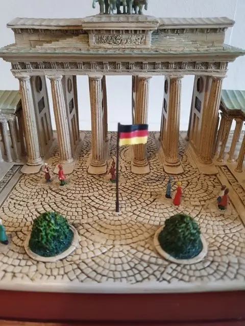 Hamilton collectie - Model of the Brandenburg Gate - hand painted - numbered - with certificate. - Onbekend