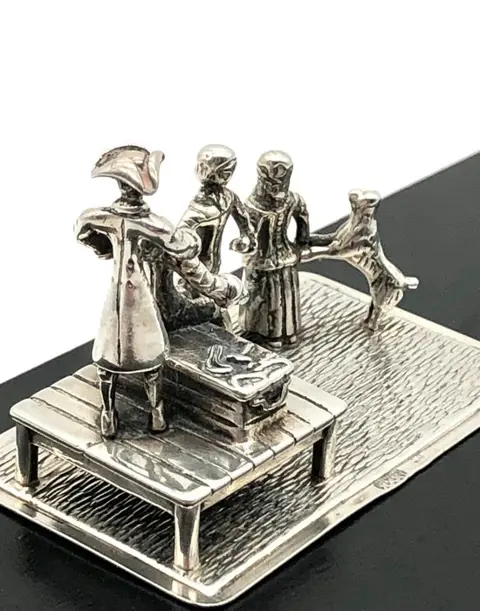 No reserve-Lesener Amsterdam - Forse handgemaakte zilveren miniatuur middeleeuwse Tandarts/Barbier met toeschouwers - Zilver
