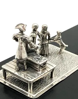 No reserve-Lesener Amsterdam - Forse handgemaakte zilveren miniatuur middeleeuwse Tandarts/Barbier met toeschouwers - Zilver