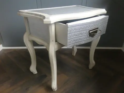 Bijzonder Kastje (1) - Romantisch - Aluminium, Fluweel, Hout, Messing