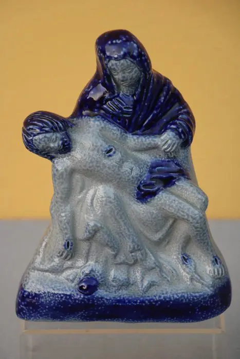 Westerwald - Pieta Maria and Jesus, 1890-1900 Westerwald (1) - Volkskunst - Aardewerk, gray salt glaze