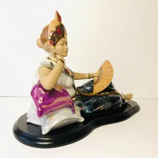 Beeld(je), Oosterse prinses op een divanbed - 44cm - Keramiek
