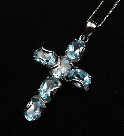 Schitterend kruis versierd met blauwe topazen gemonteerd op een massief zilveren ketting - .925 zilver, Blue Topaz - Verzacht, elimineert spanning en twijfel