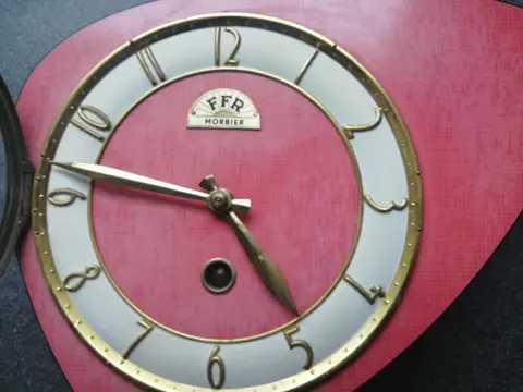 FFR - Wandklok (1) - hout,formica,messing