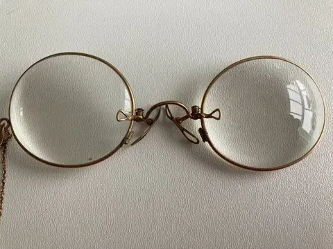 Priest & Ashmore Sheffied - Antique glasses "pince-nez" with chain and lacquered glasses case - glass, gilded, lacquered metal, velvet