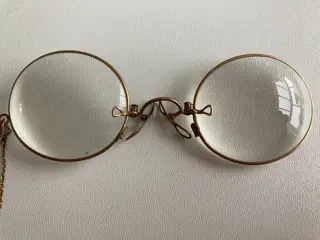 Priest & Ashmore Sheffied - Antique glasses "pince-nez" with chain and lacquered glasses case - glass, gilded, lacquered metal, velvet