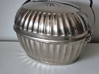 Tomado, metawa - Brocante theemuts/eierenwarmer en pannenonderzetter - IJzer (gegoten/gesmeed)