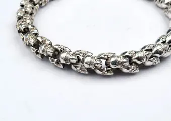 Sierlijke armband - Verweven schedels - Memento Mori - Symbool van nederigheid en wedergeboorte