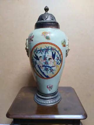 dekselvaas met maskerons - aardewerk, brons