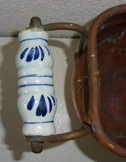 mooie jardiniére .Koper en porselein - koper en porselein