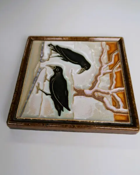 Porceleyne Fles (Royal Delft) - Cloisonné tegel- met twee kraaien in de sneeuw - Keramiek
