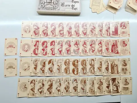 Kunstuitgave van drie pakken papieren van de pausen, portretten, legendes en data - Grimaud - Papier