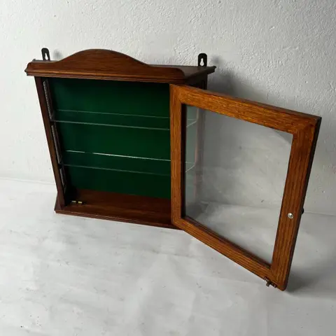 Kleine hout met glas hangvitrine of zilverkastje - Glas, Hout, Messing