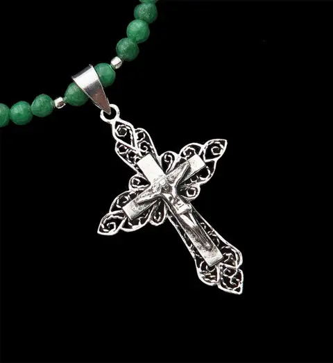 Ketting versierd met een sierlijk kruis in massief zilver - .925 zilver, Smaragd - De energie van het hart