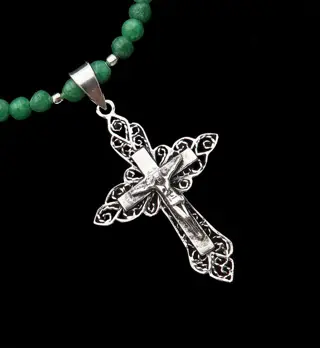 Ketting versierd met een sierlijk kruis in massief zilver - .925 zilver, Smaragd - De energie van het hart