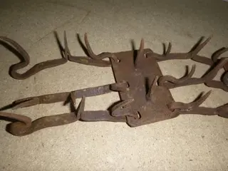 astesania - carlanca band mastiffs (1) - Abstract - IJzer (gegoten/gesmeed)