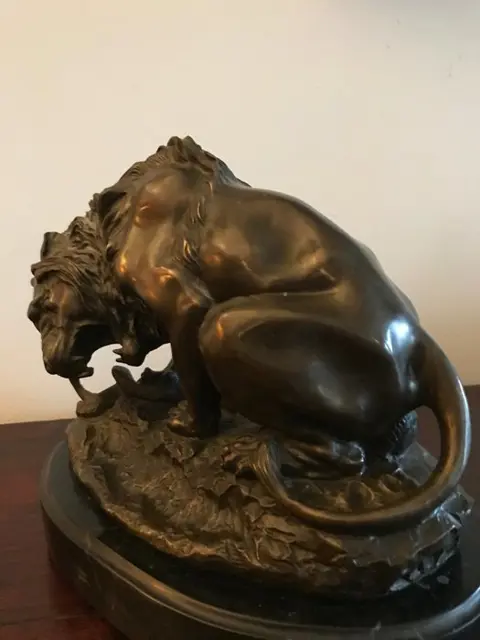 Beeld, Leeuw met slang in gevecht - Brons