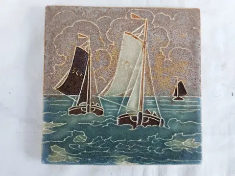 L.E.F. Bodart - Porceleyne Fles, Delft - Twee cloisonné-metseltegels met daarop botters (2) - Aardewerk
