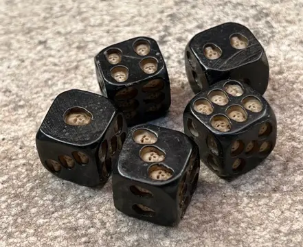 Nieuwsgierig Memento Mori lot van 5 dobbelstenen in been en hout met uitgesneden schedels - Hout