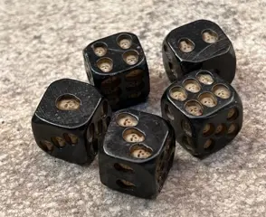 Nieuwsgierig Memento Mori lot van 5 dobbelstenen in been en hout met uitgesneden schedels - Hout