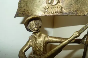 Soldaat met geweer en met vlag tijdens oorlog - Hout, Messing