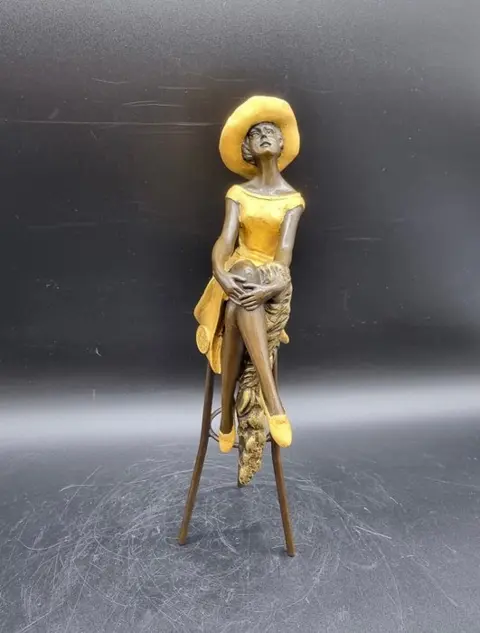 Bronzen dame met hoed - Brons (verguld/verzilverd/gepatineerd/koud geschilderd)