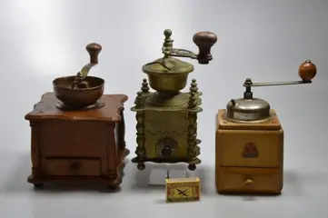 H . T Armin Mahlwerk - Mooie antieke vintage werkende koffiemolens voor het handmatig malen van koffiebonen. (3) - Hout, Koper, Messing