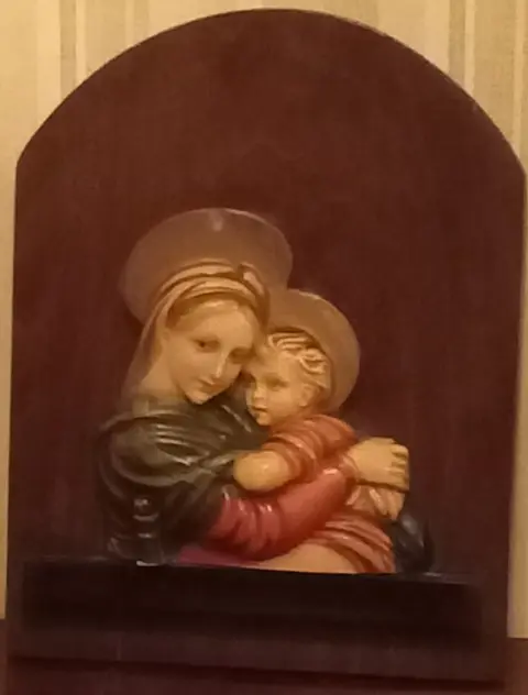 Lot van 9 devotievoorwerpen (9) - Porselein, hout, glas, metaal, gips