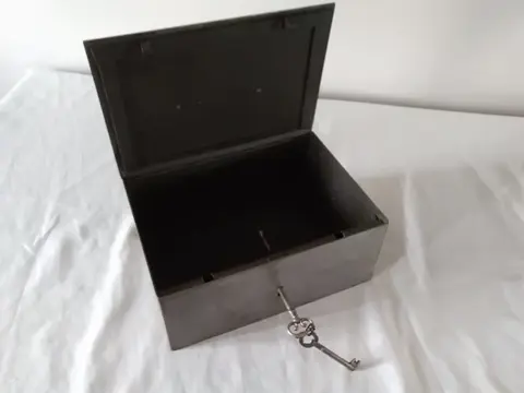 Oude draagbare stalen kluis en heeft 2 sleutels. (1) - Staal