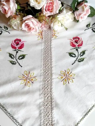 prachtige rozen handgeborduurd kruissteek tafelkleed + 8 servetten 215 x 165 cm (9) - Katoen, Linnen - Tweede helft 20e eeuw