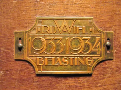 Zeldzame vooroorlogse rijwielbelastingsplaatjes (4) - Hout, Koper