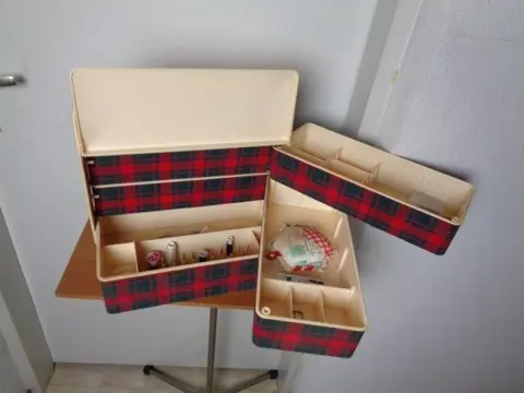 Naaidoos (1) - Plastic