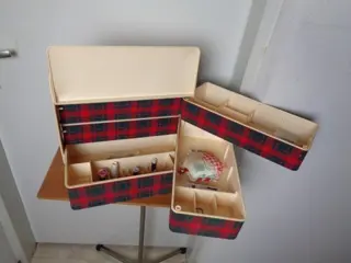 Naaidoos (1) - Plastic