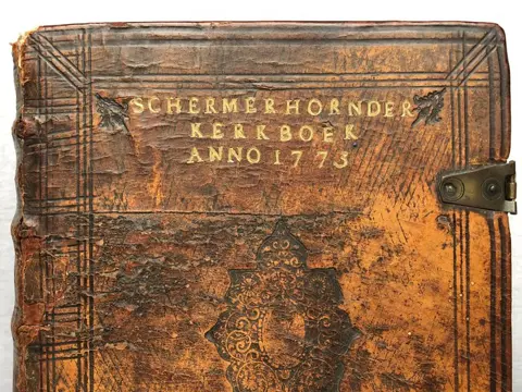 Biblia/Bible - Schermerhornder Kerkboek - Hout, Koper, Leder, Papier