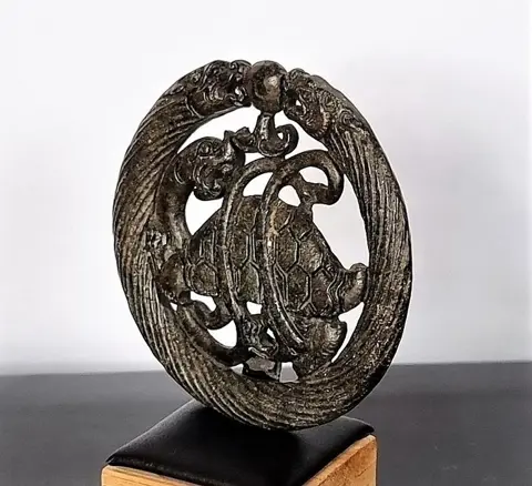 Amulet - Disc Bi - Dragon geassocieerd met de Black Turtle - (Xuan wu, 玄武) - Energy Taoist - Symbool van spiritualiteit en een lang leven - Toermalijn - 35,9 g