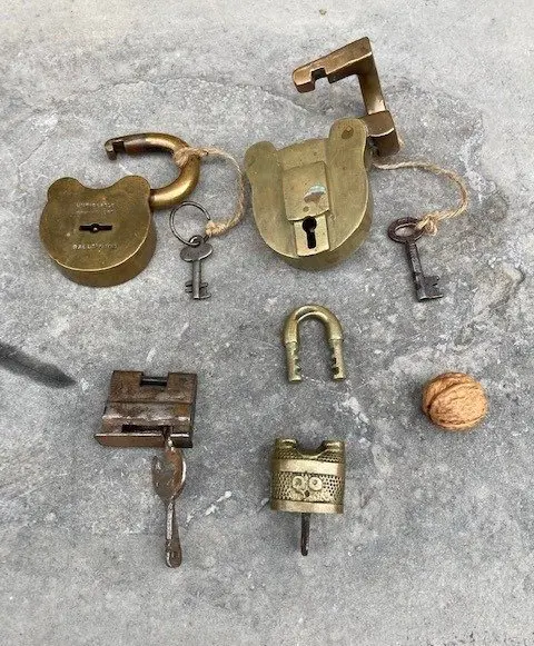 4 aparte antieke hangsloten met sleutel. (4) - messing en ijzer