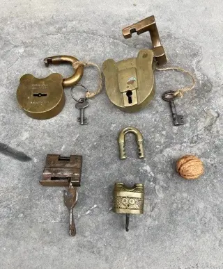 4 aparte antieke hangsloten met sleutel. (4) - messing en ijzer