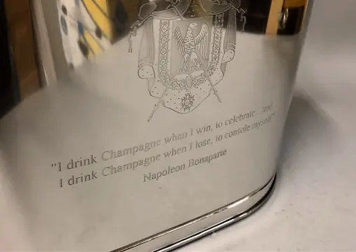 Champagnekoeler voor 8 flessen - met gegraveerde tekst van Lily Bollinger en Napoleon Bonaparte - Vernikkeld