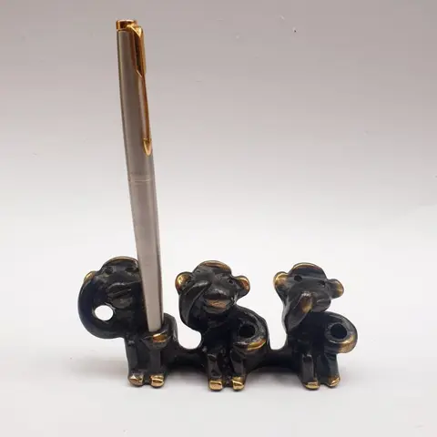 Sculptuur, beeldje, pennenhouder 3 kleine wijze aapjes in massief verguld brons met patina - Gepatineerd brons