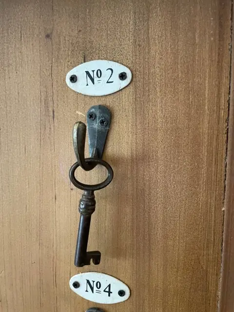 zeldzaam prikbord voor hotel - Hout