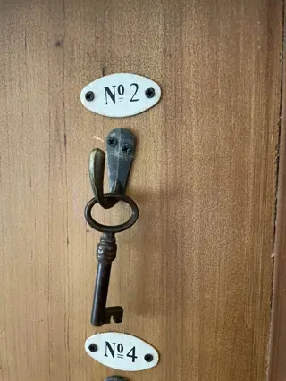 zeldzaam prikbord voor hotel - Hout