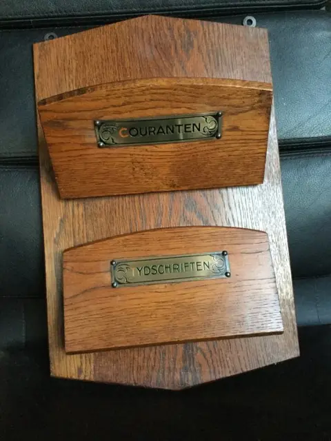 Nederlandse Art Deco / ‘Amsterdamse School ’ Couranten- Tijdschriftenhouder voor aan de wand. (1) - Eikenhout en messing