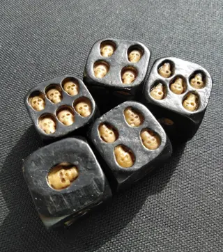 Dobbelstenen (5) - Hars/polyester, Hout